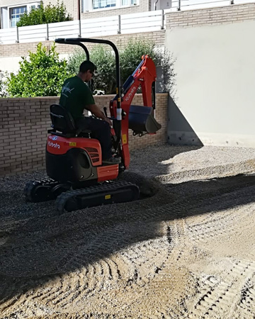 .Anivellació i compactació de sauló.