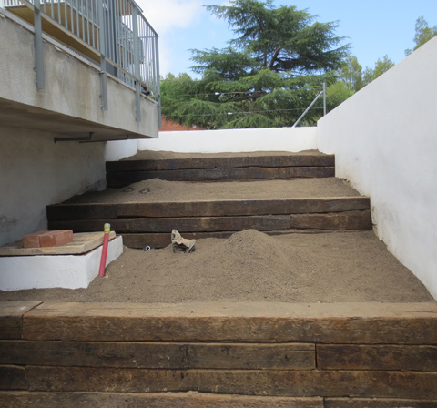 .Construcción de jardineras a diferente nivel con traviesa de tren.