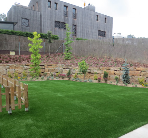 .Plantación de árboles, arbustos en jardineras y parterres.