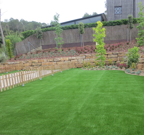 .Plantación de árboles, arbustos en jardineras y parterres.