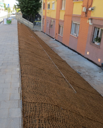 .Disminueix l´energia cinètica de l´impacte de les gotes de pluja.