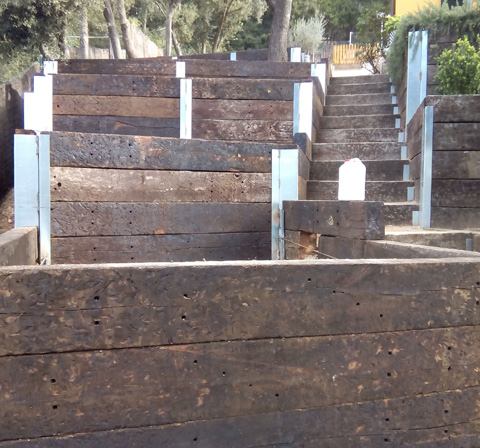 .Creación de jardineras a diferente nivel anclado con postes metálicos y escaleras con traviesa de tren.