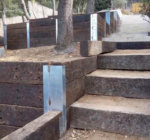 .Creación de jardineras a diferente nivel anclado con postes metálicos y escaleras con traviesa de tren.