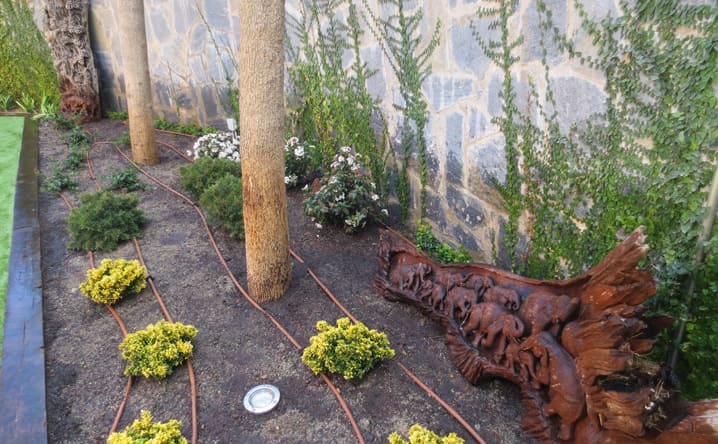 .Construcció de jardí amb gespa artificial.