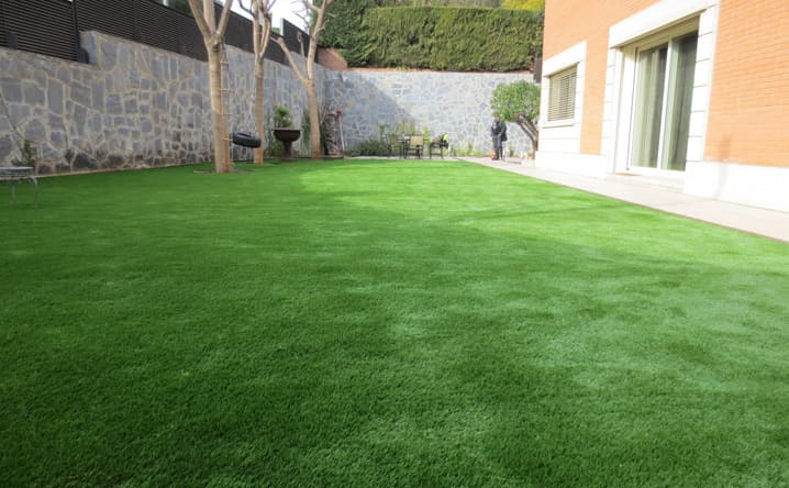 .Construcció de jardí amb gespa artificial.