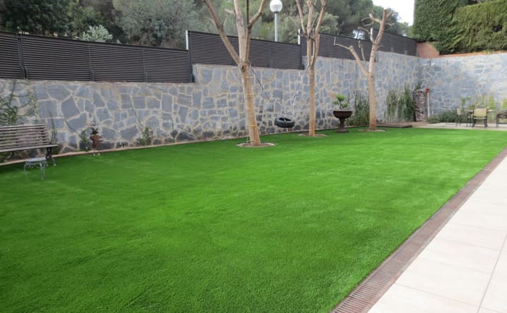 .Construcció de jardí amb gespa artificial.